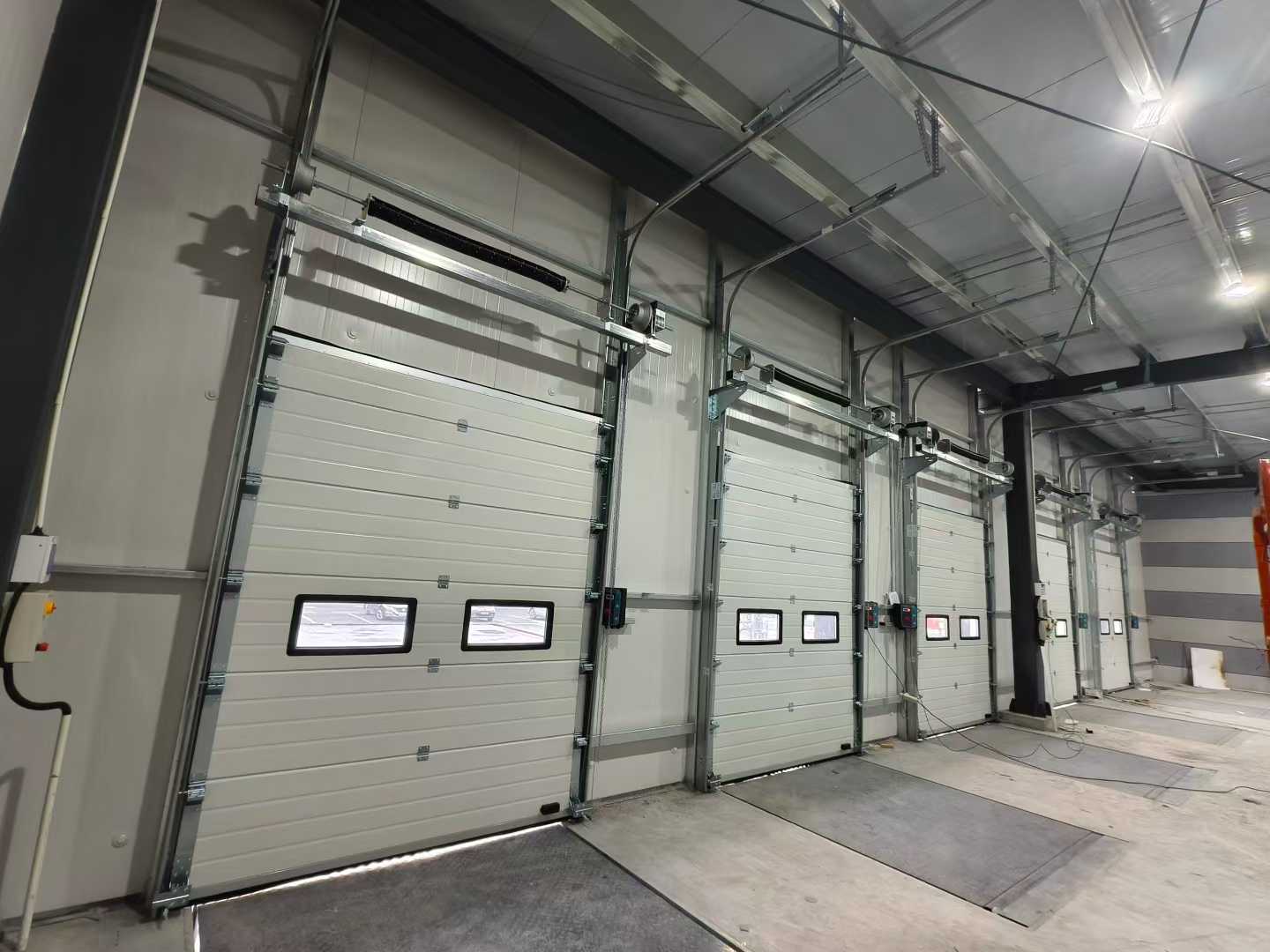 Відвантаження промислових секційних воріт і док-левелерів для складських проектів